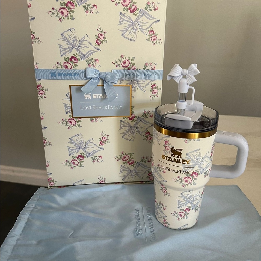 The Stanley X
LoveShackFancy
Holiday Quencher
20 OZ - Rosa
Beaux Blue - Picture 4 of 6